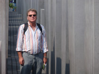 Dries bij het monument in Berlijn