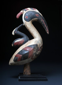 Sculptuur van een vogel in kleuren wit, bruin, blauw